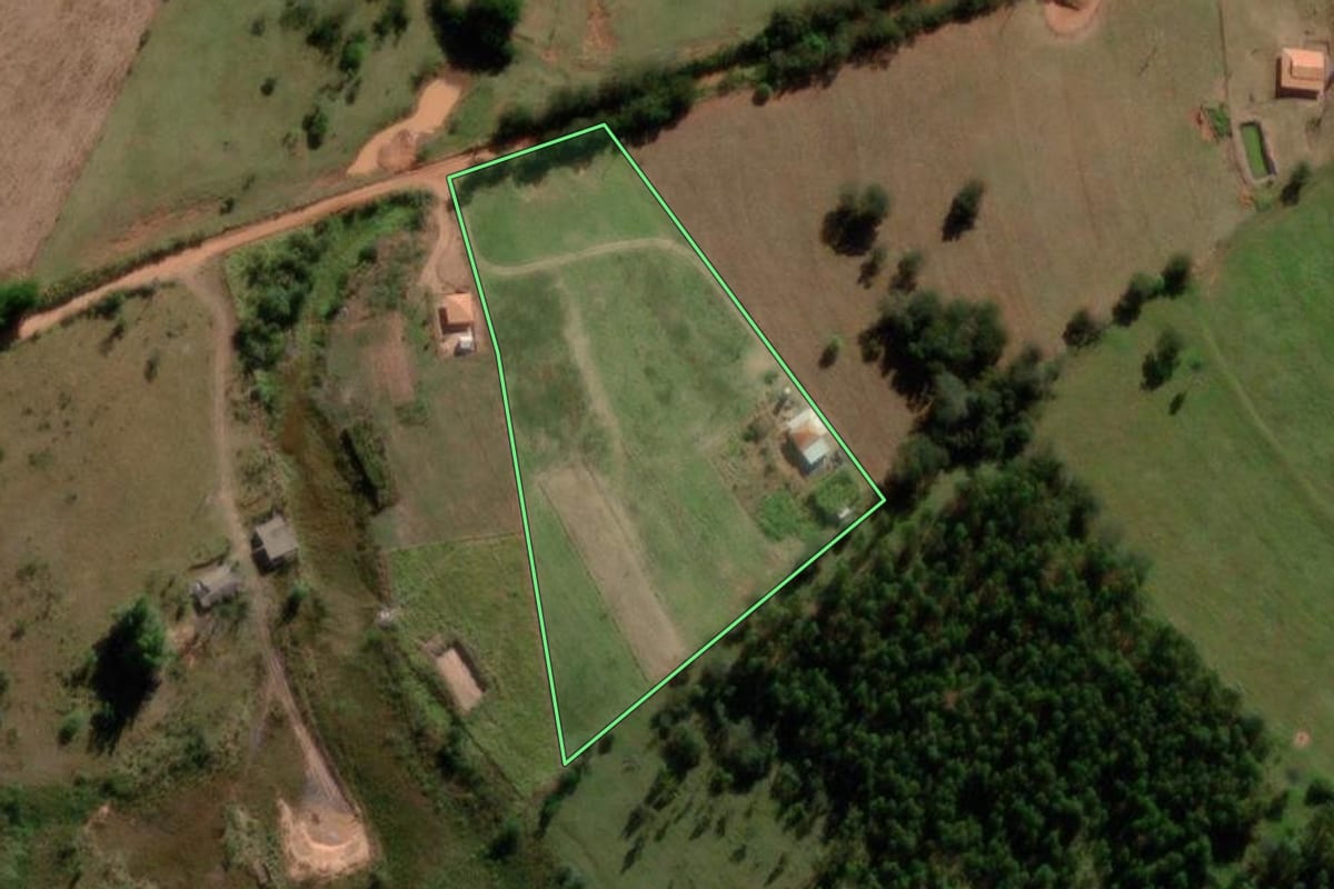 Imagem de satélite do imóvel rural em Guaimbê (SP), com o contorno declarado no CAR desenhado por cima.