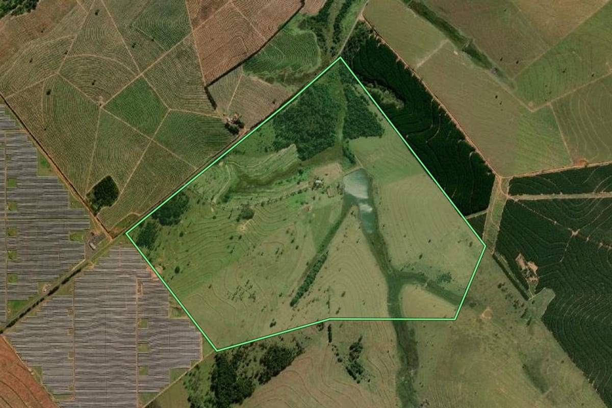 Imagem de satélite do imóvel rural em Guaimbê (SP), com o contorno declarado no CAR desenhado por cima.