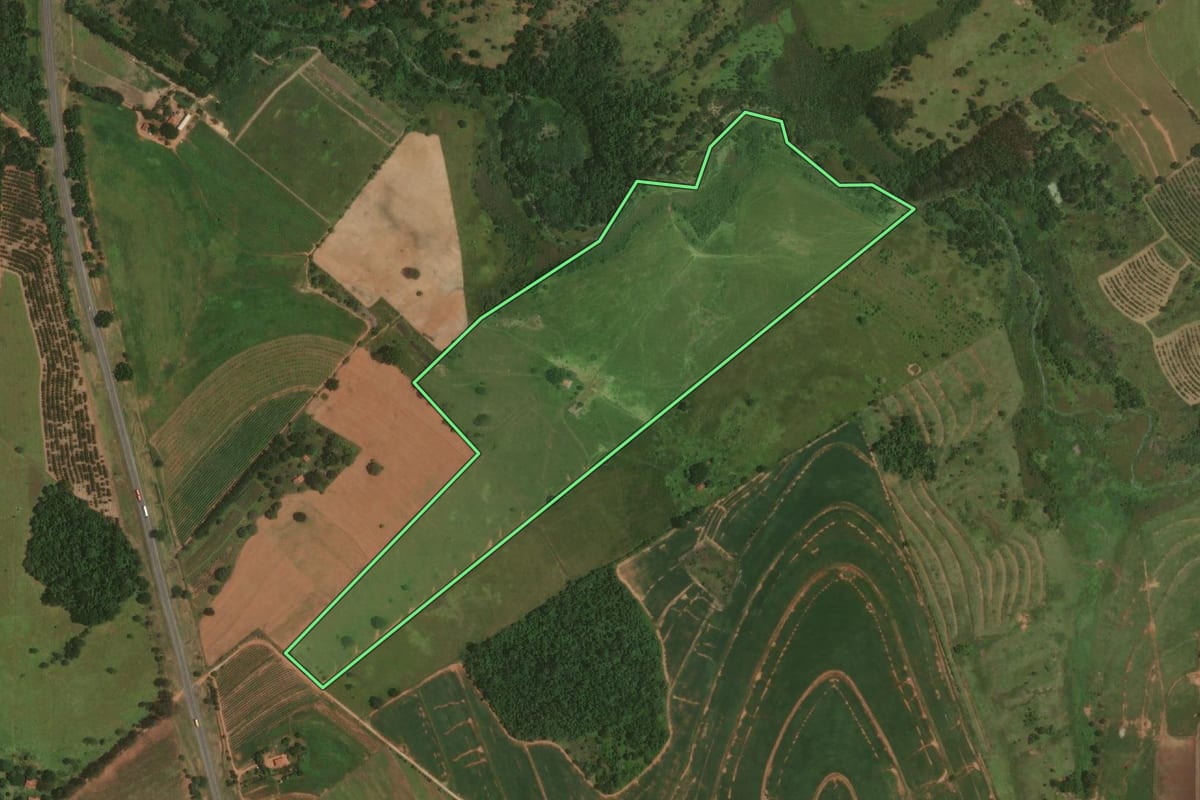 Imagem de satélite do imóvel rural em Guaimbê (SP), com o contorno declarado no CAR desenhado por cima.