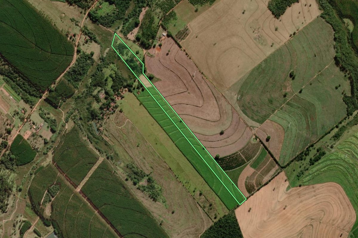 Imagem de satélite do imóvel rural em Guaimbê (SP), com o contorno declarado no CAR desenhado por cima.