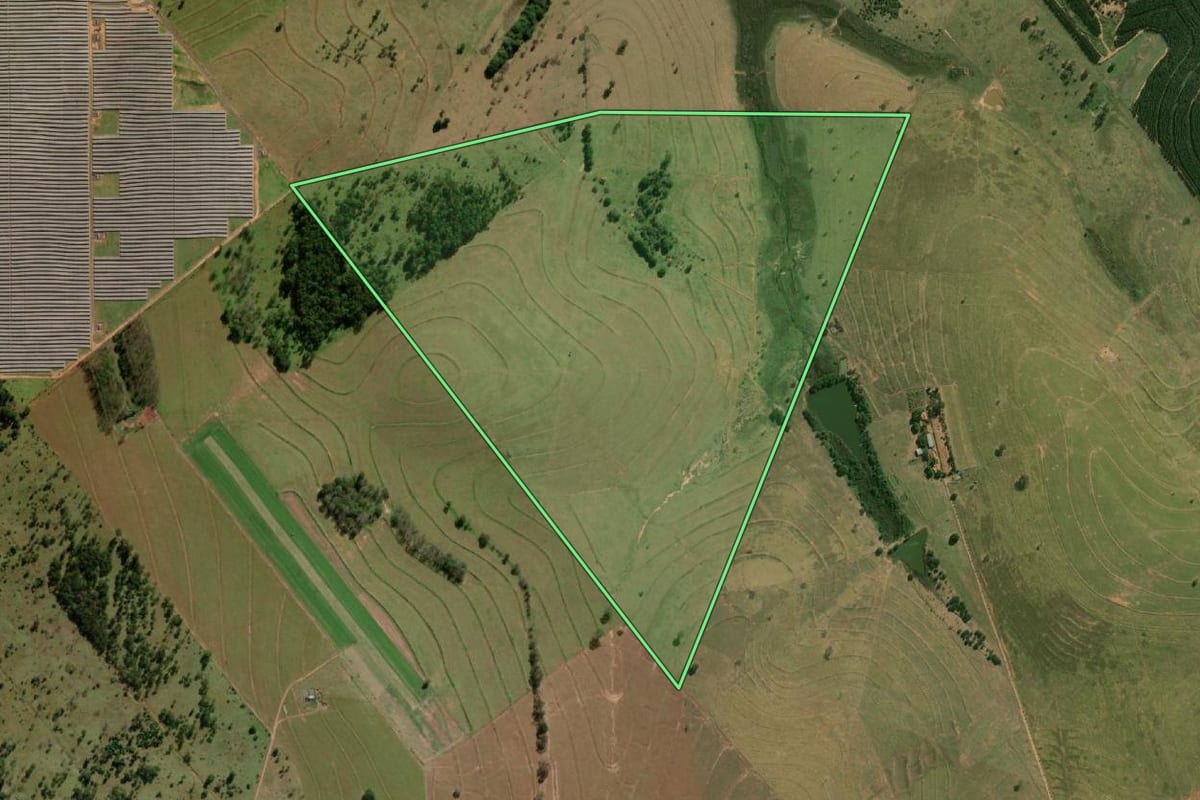Imagem de satélite do imóvel rural em Guaimbê (SP), com o contorno declarado no CAR desenhado por cima.