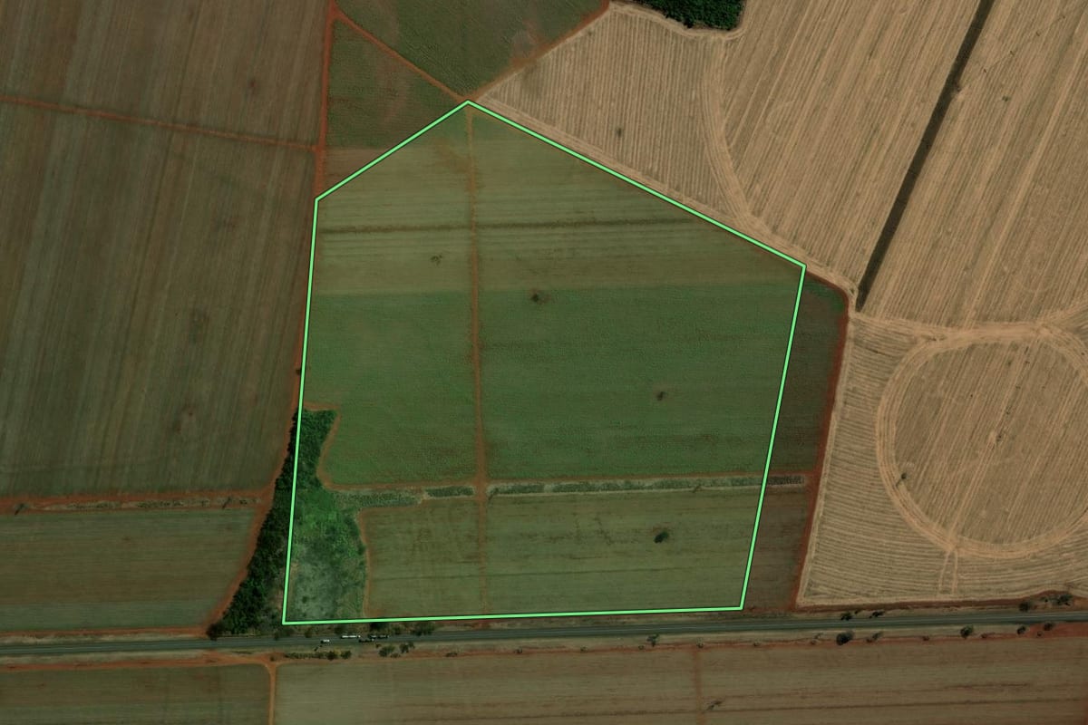 Imagem de satélite do imóvel rural em Guaíra (SP), com o contorno declarado no CAR desenhado por cima.