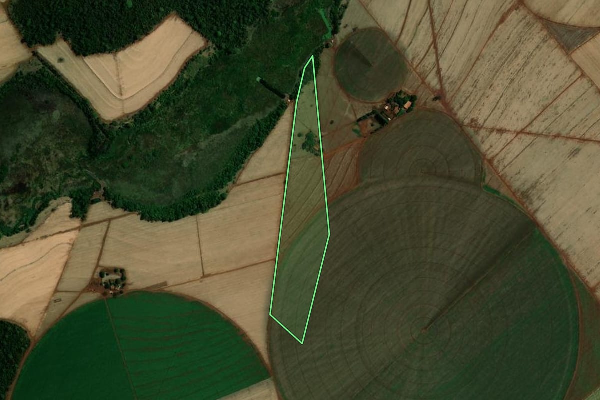 Imagem de satélite do imóvel rural em Guaíra (SP), com o contorno declarado no CAR desenhado por cima.