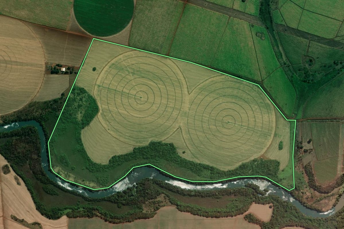 Imagem de satélite do imóvel rural em Miguelópolis (SP), com o contorno declarado no CAR desenhado por cima.