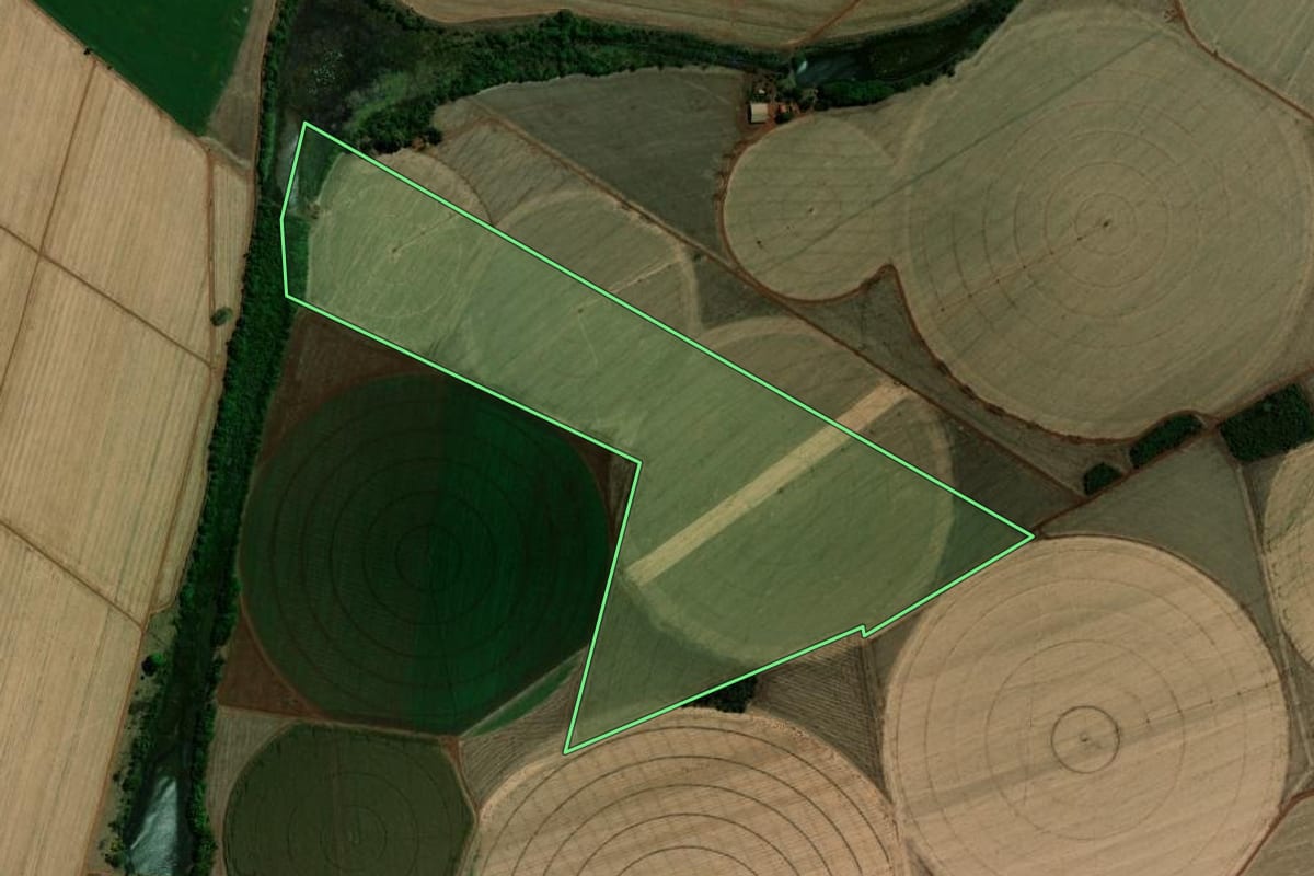Imagem de satélite do imóvel rural em Guaíra (SP), com o contorno declarado no CAR desenhado por cima.