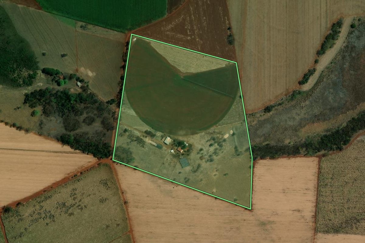 Imagem de satélite do imóvel rural em Guaíra (SP), com o contorno declarado no CAR desenhado por cima.