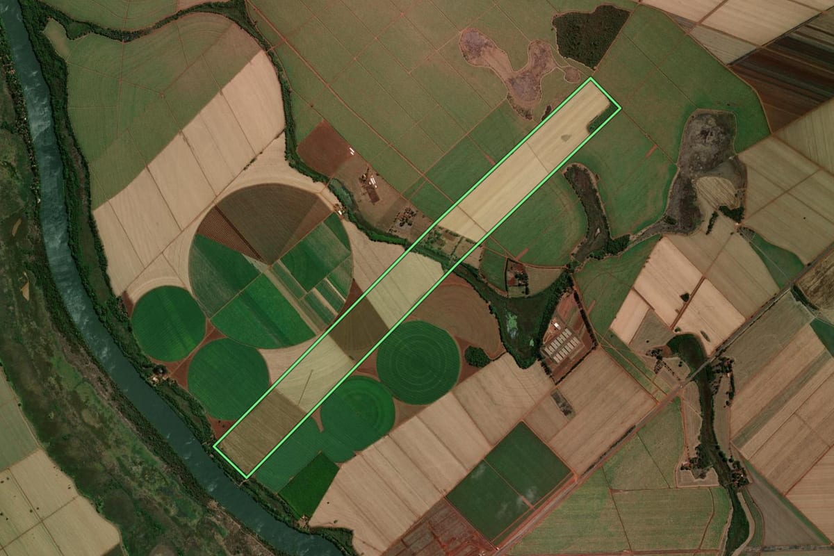 Imagem de satélite do imóvel rural em Guaíra (SP), com o contorno declarado no CAR desenhado por cima.