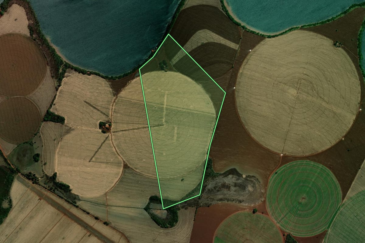 Imagem de satélite do imóvel rural em Guaíra (SP), com o contorno declarado no CAR desenhado por cima.