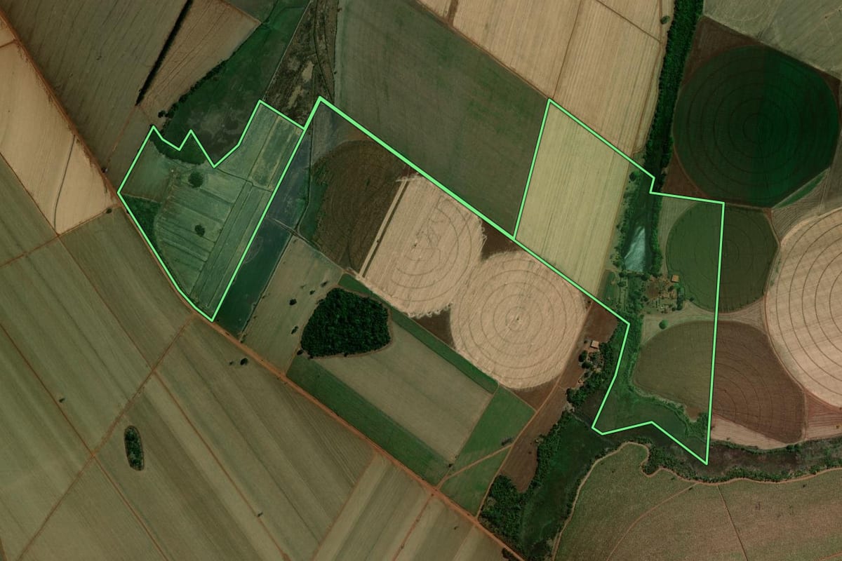 Imagem de satélite do imóvel rural em Guaíra (SP), com o contorno declarado no CAR desenhado por cima.