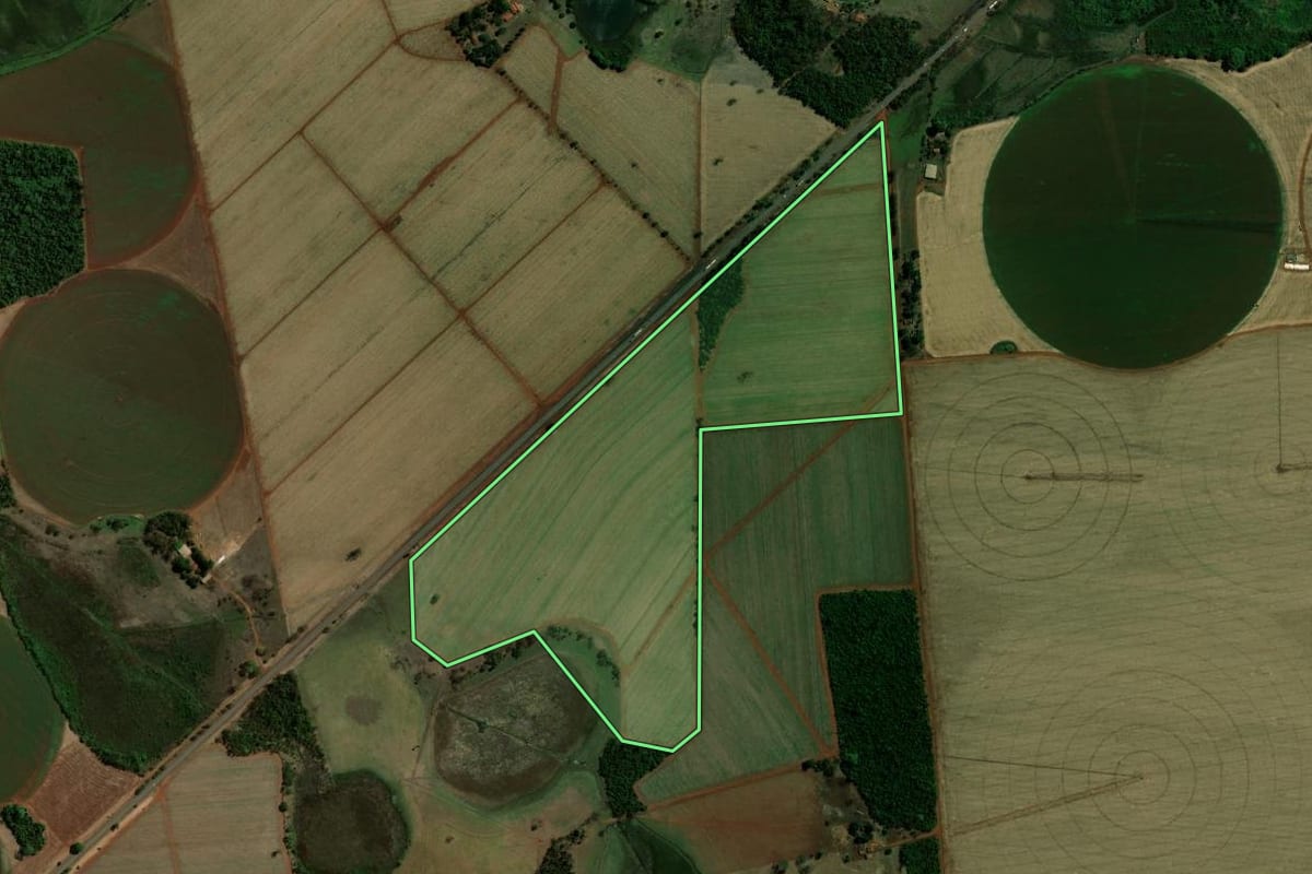 Imagem de satélite do imóvel rural em Guaíra (SP), com o contorno declarado no CAR desenhado por cima.