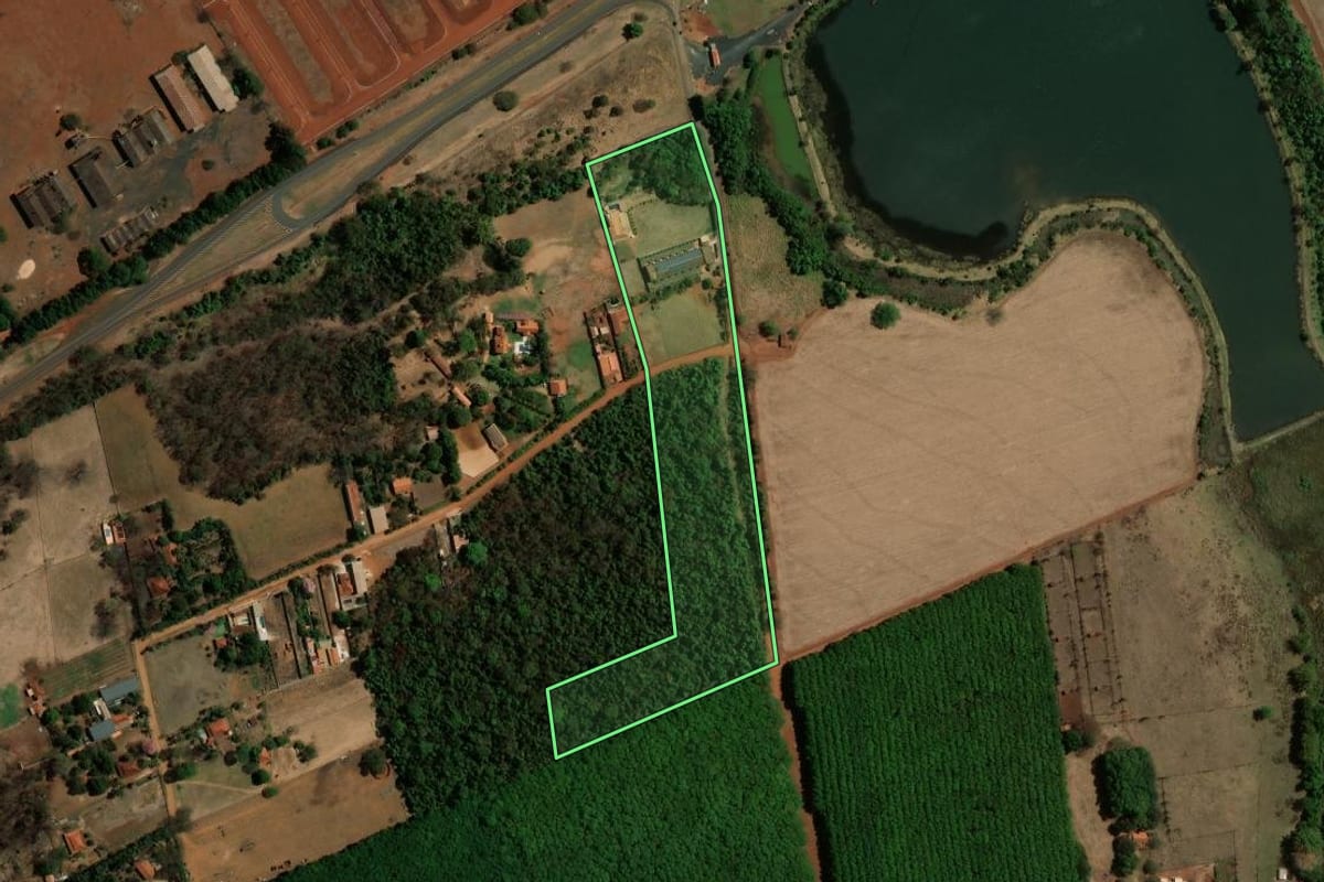 Imagem de satélite do imóvel rural em Guaíra (SP), com o contorno declarado no CAR desenhado por cima.