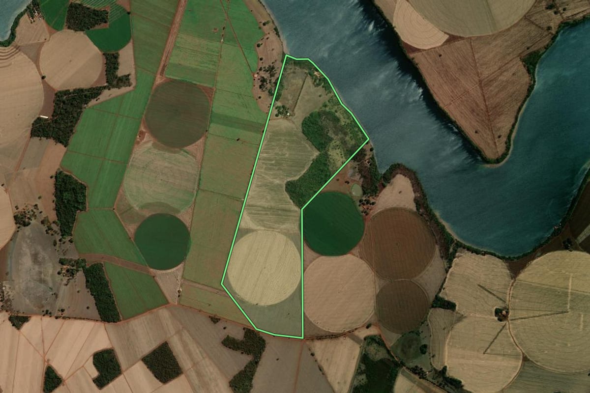 Imagem de satélite do imóvel rural em Guaíra (SP), com o contorno declarado no CAR desenhado por cima.