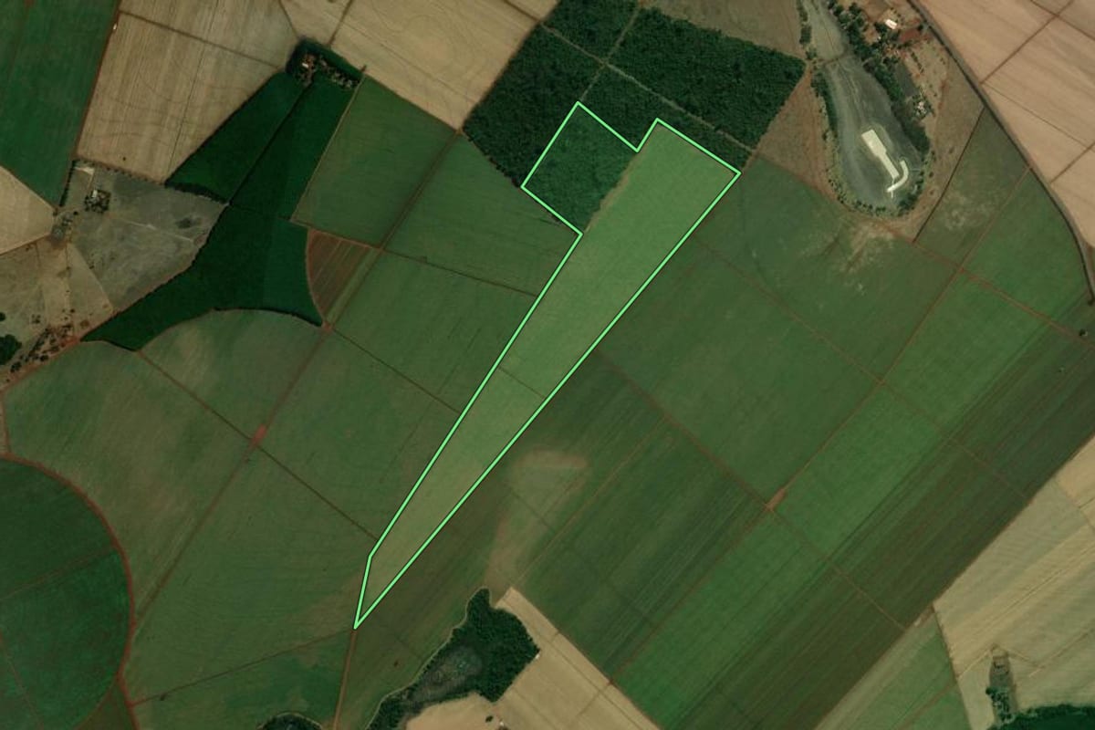Imagem de satélite do imóvel rural em Guaíra (SP), com o contorno declarado no CAR desenhado por cima.