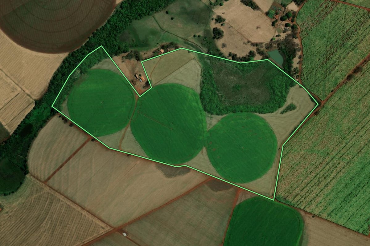 Imagem de satélite do imóvel rural em Guaíra (SP), com o contorno declarado no CAR desenhado por cima.