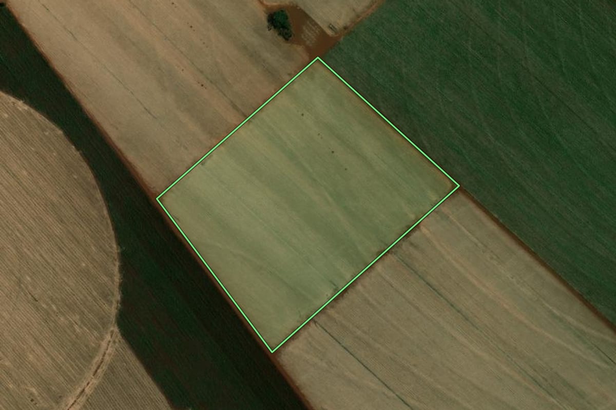 Imagem de satélite do imóvel rural em Guaíra (SP), com o contorno declarado no CAR desenhado por cima.