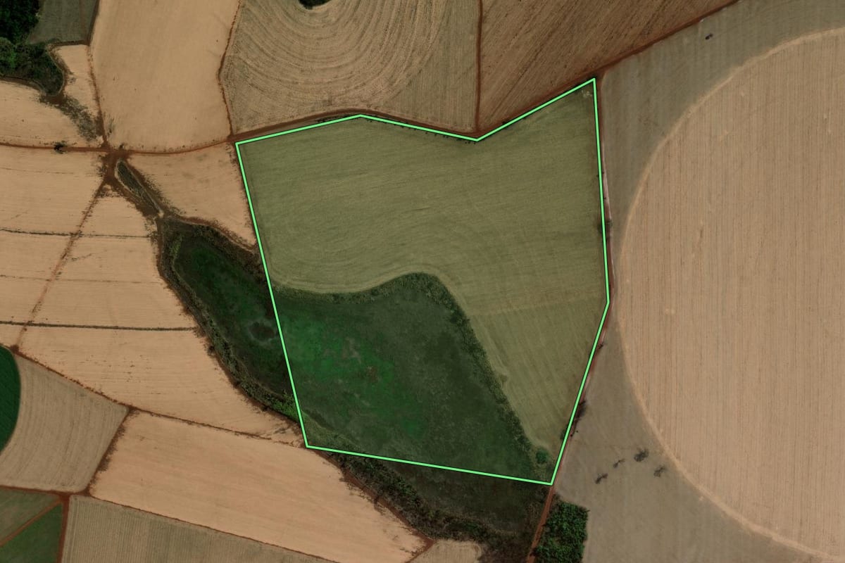Imagem de satélite do imóvel rural em Guaíra (SP), com o contorno declarado no CAR desenhado por cima.