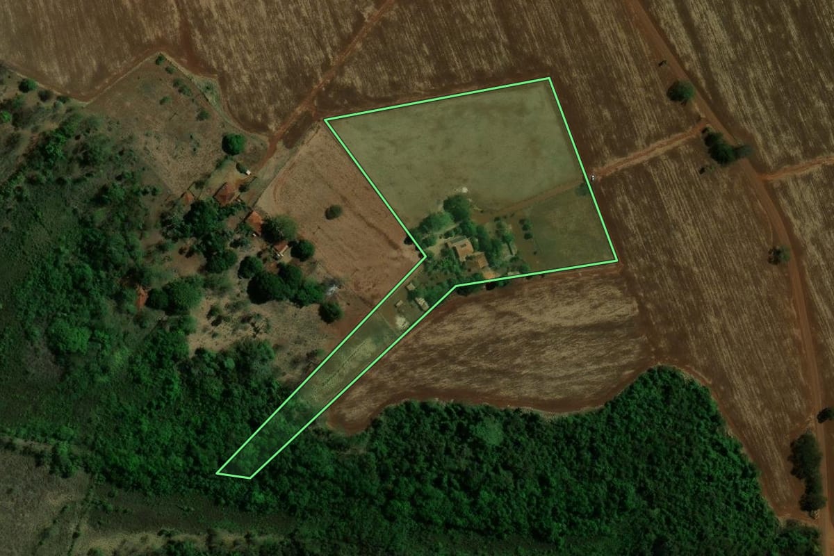 Imagem de satélite do imóvel rural em Guaíra (SP), com o contorno declarado no CAR desenhado por cima.