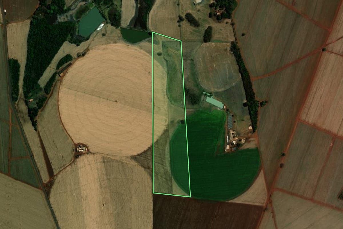 Imagem de satélite do imóvel rural em Guaíra (SP), com o contorno declarado no CAR desenhado por cima.
