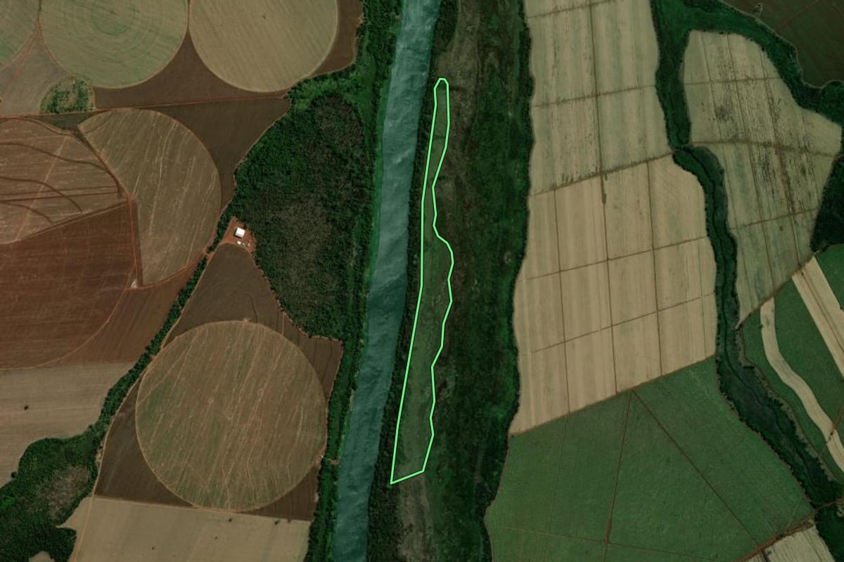 Imagem de satélite do imóvel rural em Guaíra (SP), com o contorno declarado no CAR desenhado por cima.