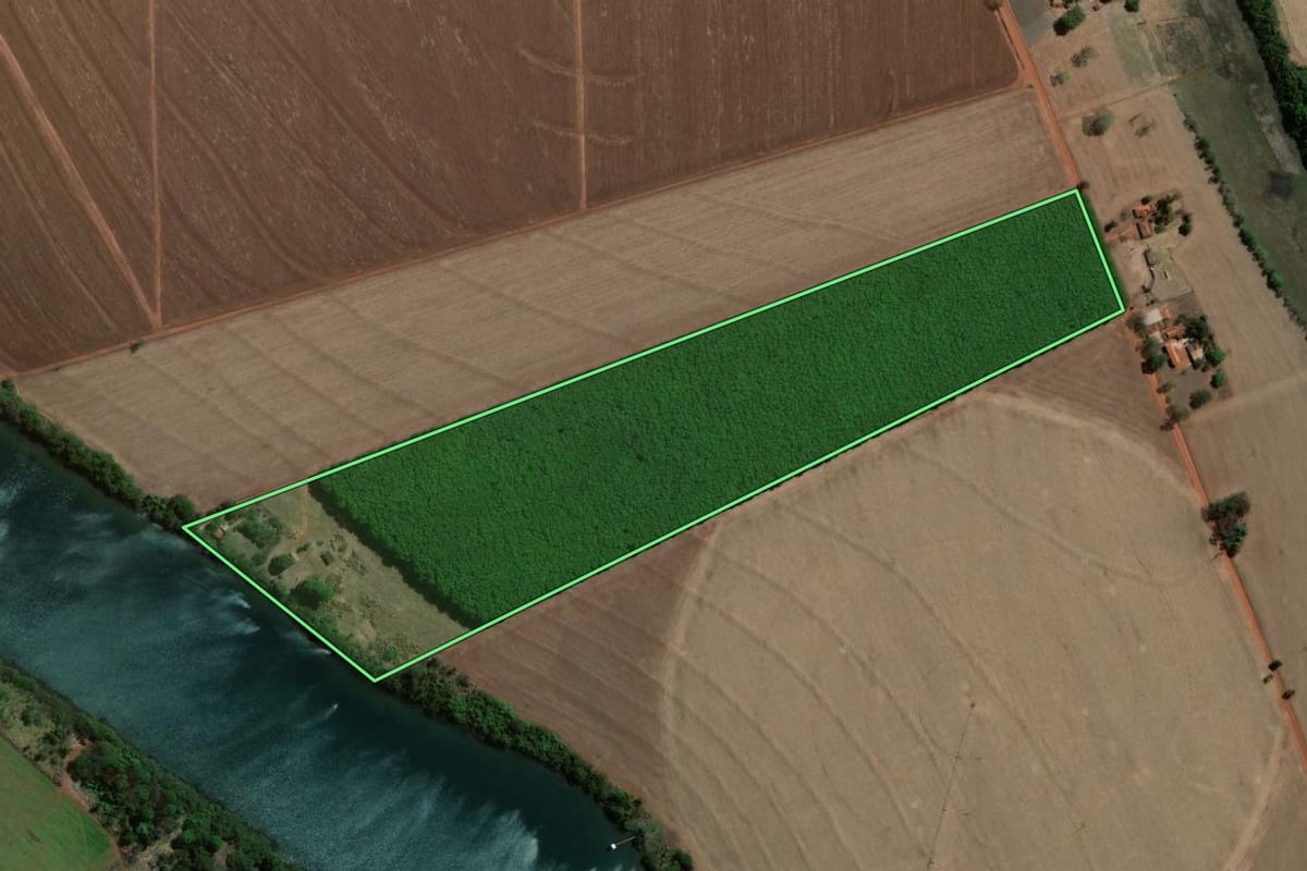 Imagem de satélite do imóvel rural em Guaíra (SP), com o contorno declarado no CAR desenhado por cima.