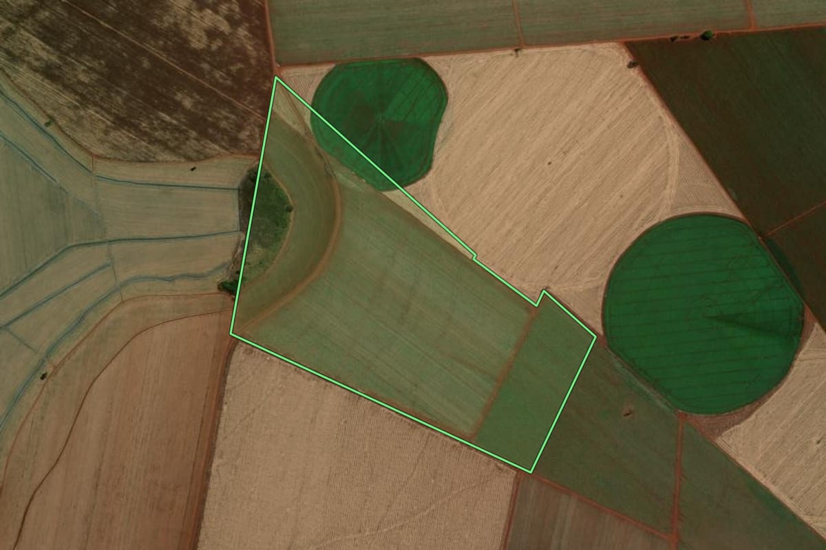 Imagem de satélite do imóvel rural em Guaíra (SP), com o contorno declarado no CAR desenhado por cima.
