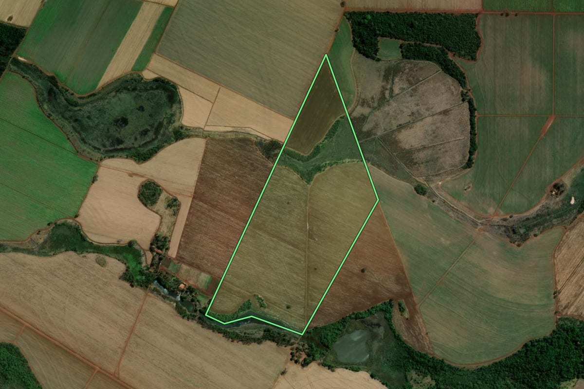 Imagem de satélite do imóvel rural em Guaíra (SP), com o contorno declarado no CAR desenhado por cima.