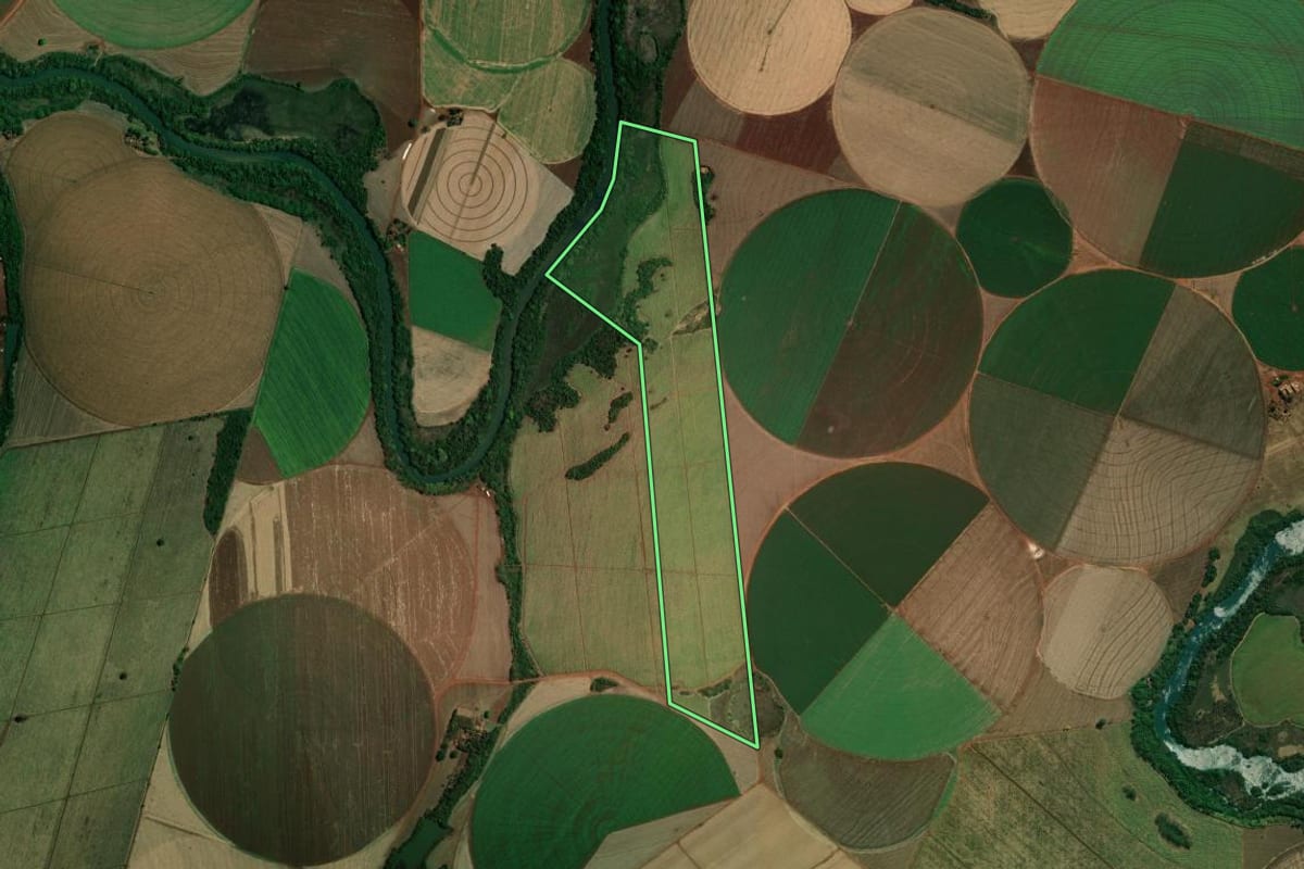Imagem de satélite do imóvel rural em Guaíra (SP), com o contorno declarado no CAR desenhado por cima.