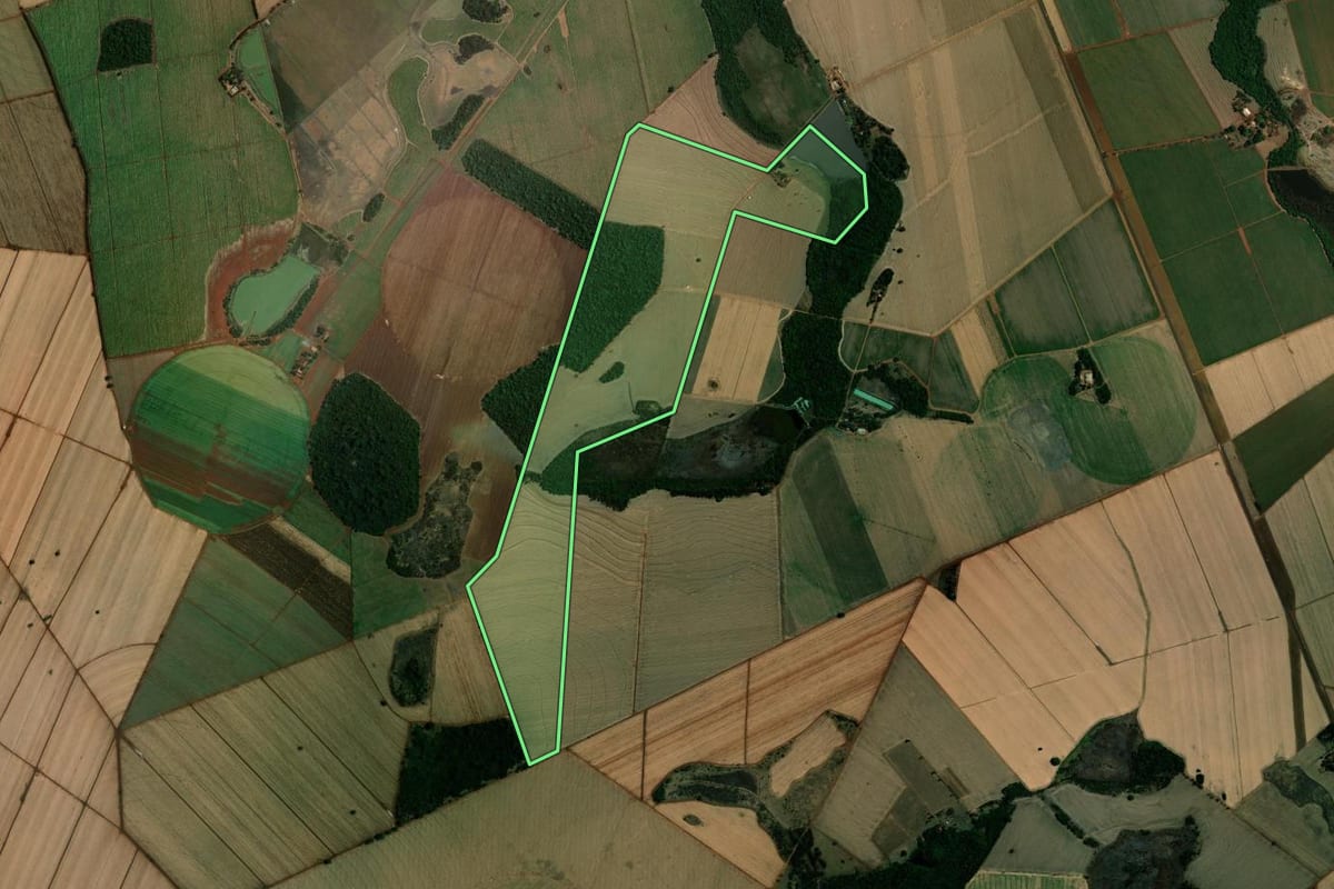 Imagem de satélite do imóvel rural em Guaíra (SP), com o contorno declarado no CAR desenhado por cima.
