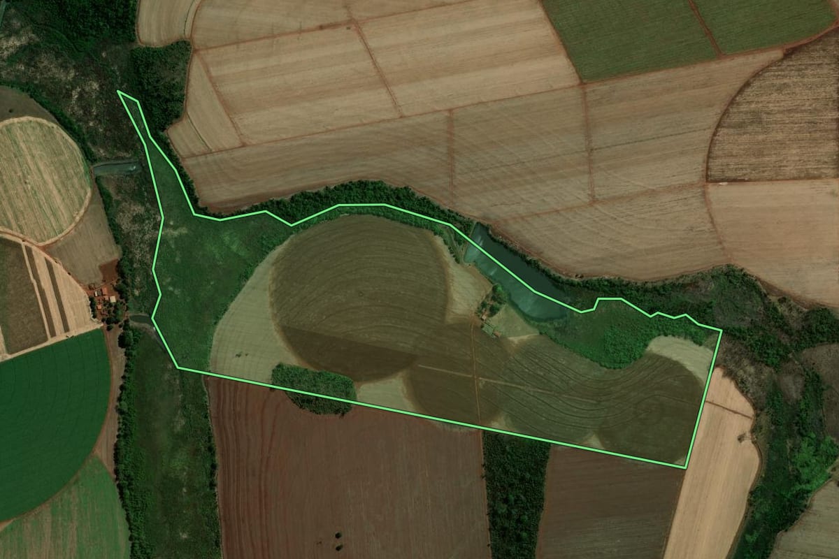 Imagem de satélite do imóvel rural em Guaíra (SP), com o contorno declarado no CAR desenhado por cima.