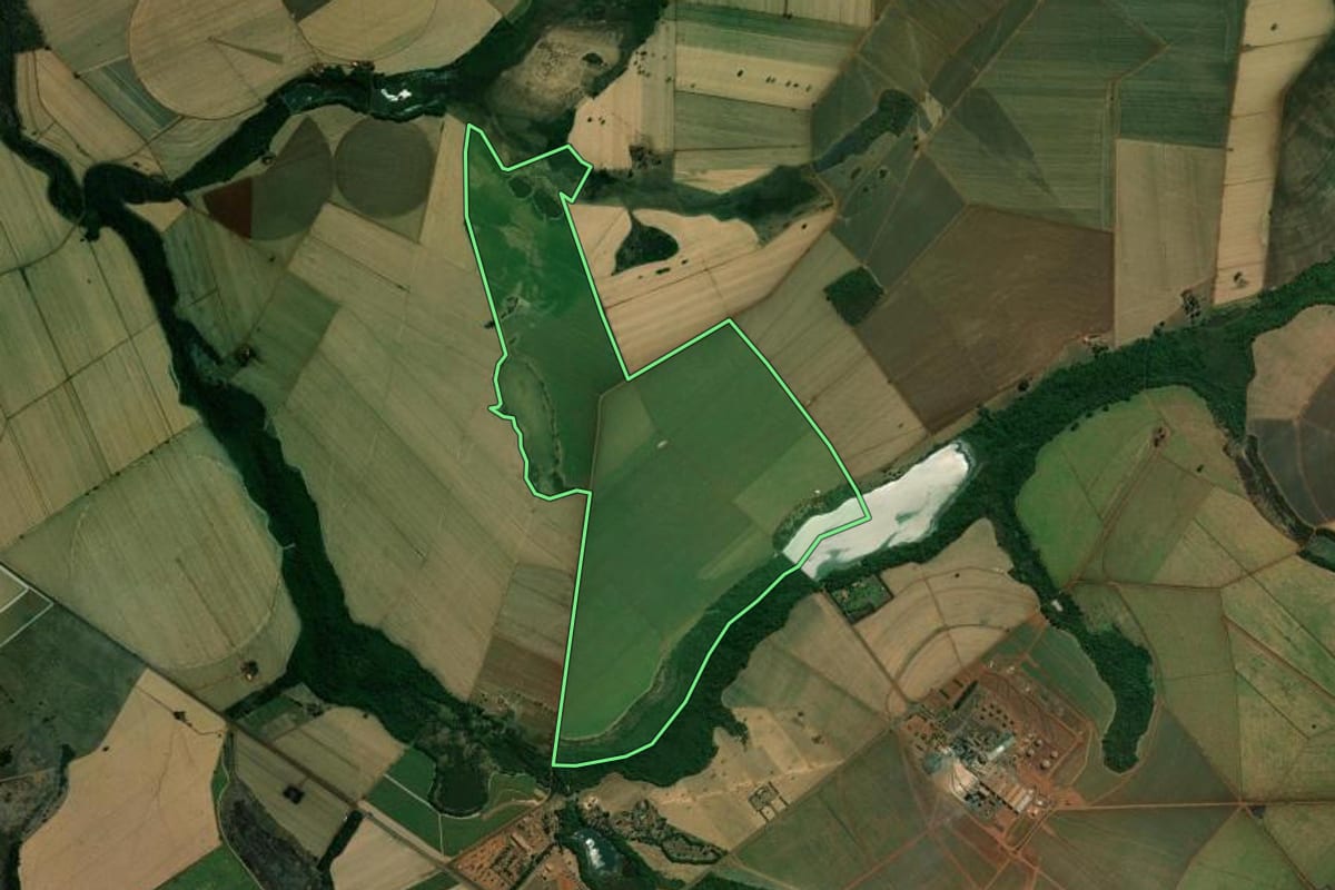 Imagem de satélite do imóvel rural em Guaíra (SP), com o contorno declarado no CAR desenhado por cima.