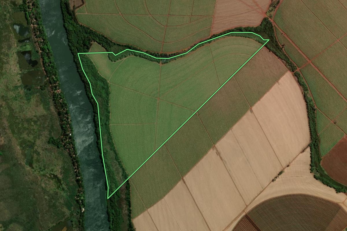 Imagem de satélite do imóvel rural em Guaíra (SP), com o contorno declarado no CAR desenhado por cima.