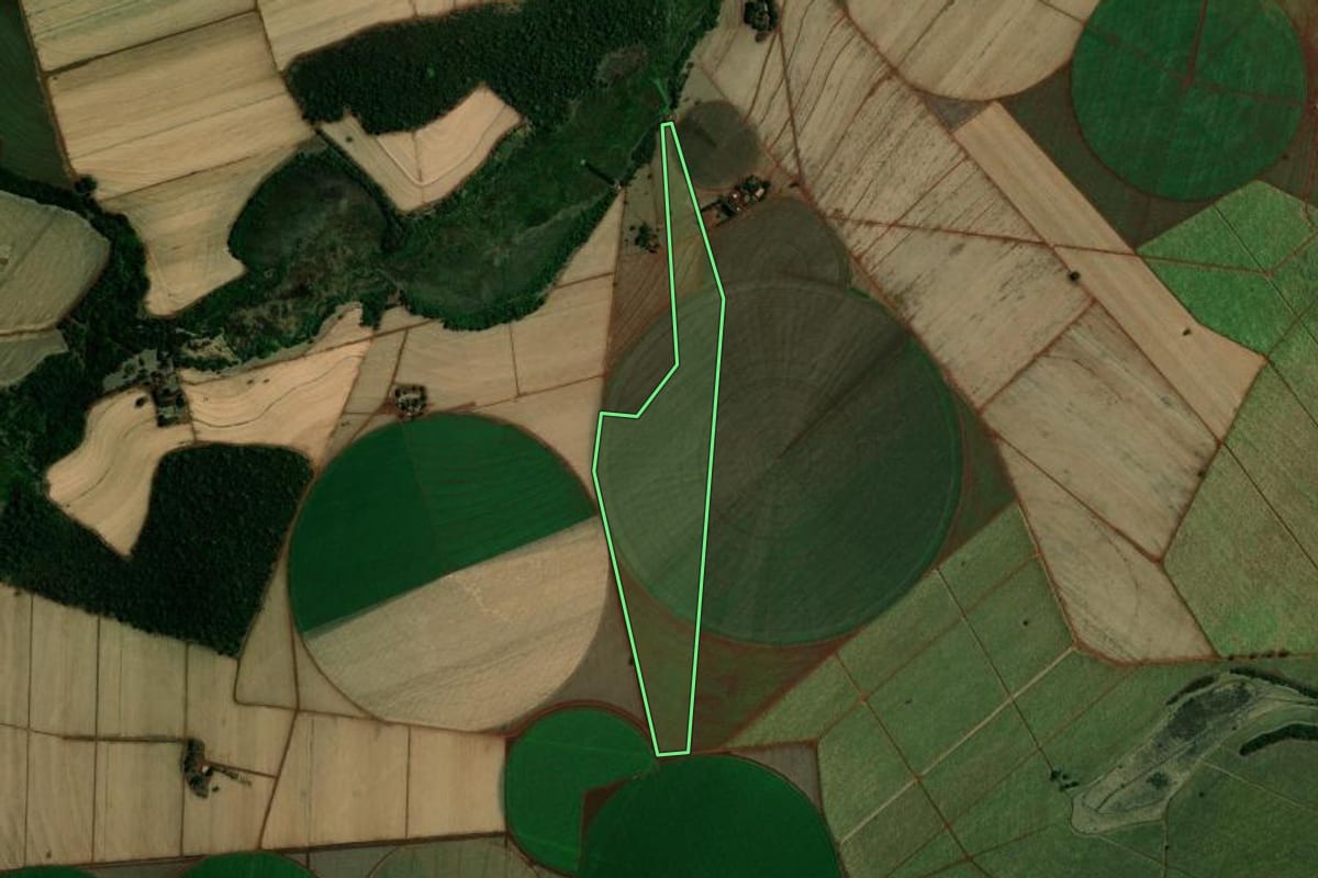Imagem de satélite do imóvel rural em Guaíra (SP), com o contorno declarado no CAR desenhado por cima.