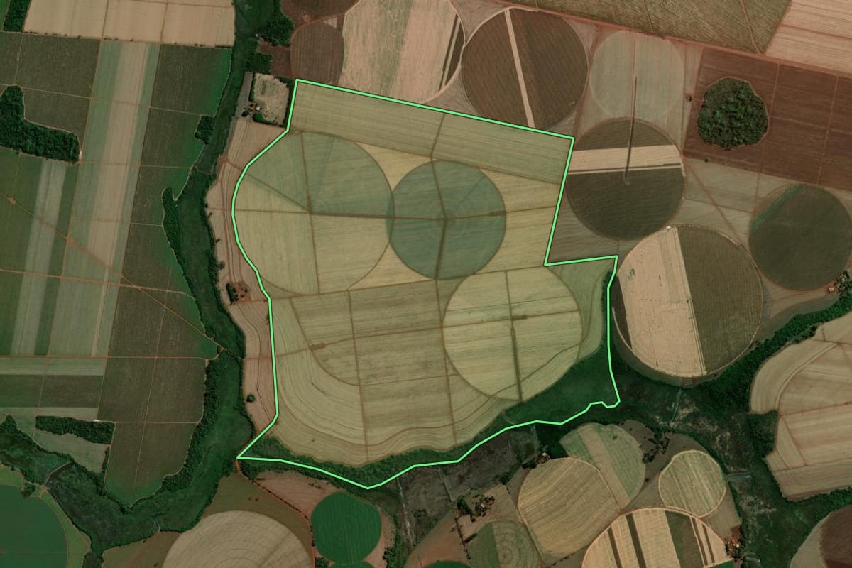Imagem de satélite do imóvel rural em Guaíra (SP), com o contorno declarado no CAR desenhado por cima.