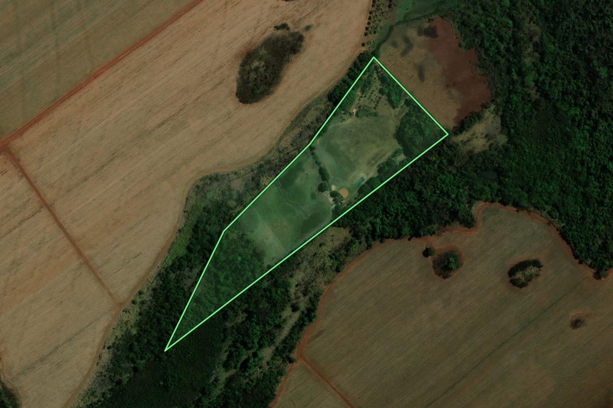 Imagem de satélite do imóvel rural em Guaíra (SP), com o contorno declarado no CAR desenhado por cima.