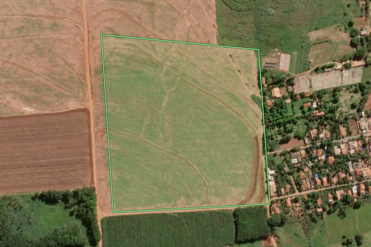 Imagem de satélite do imóvel rural em Guapiaçu (SP), com o contorno declarado no CAR desenhado por cima.