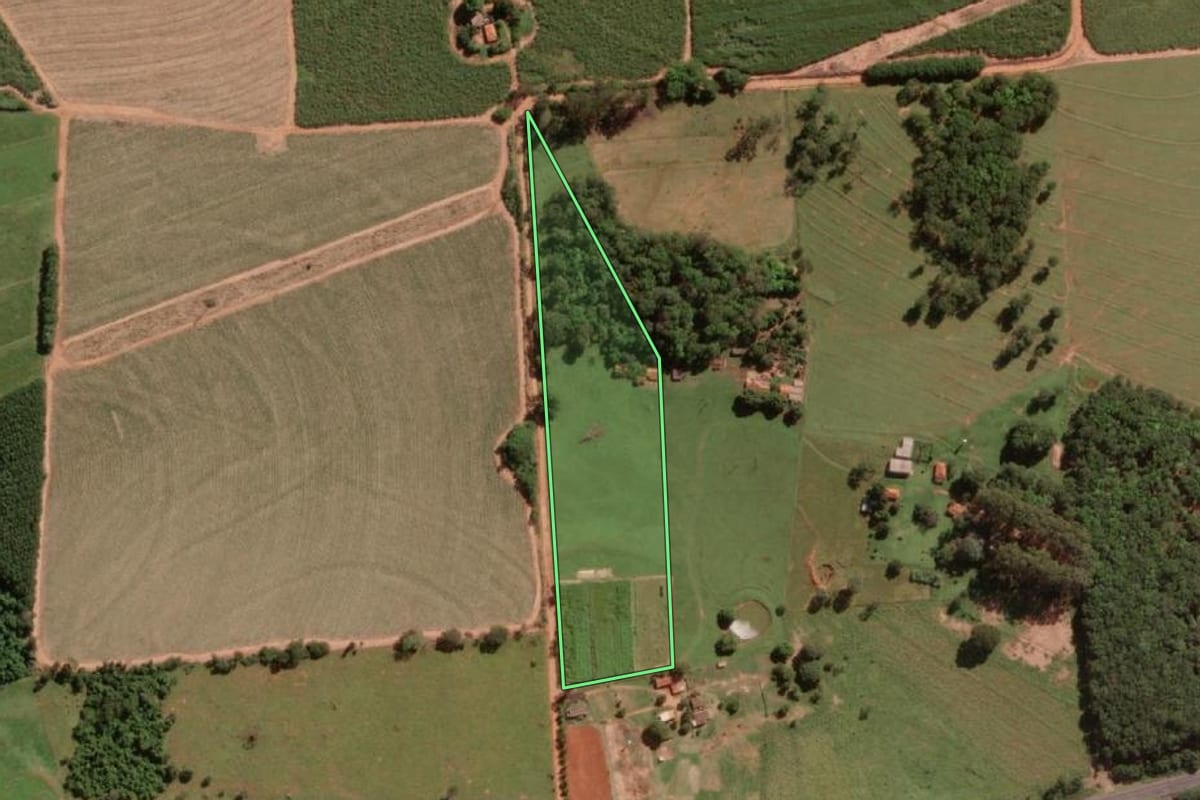 Imagem de satélite do imóvel rural em Guapiaçu (SP), com o contorno declarado no CAR desenhado por cima.