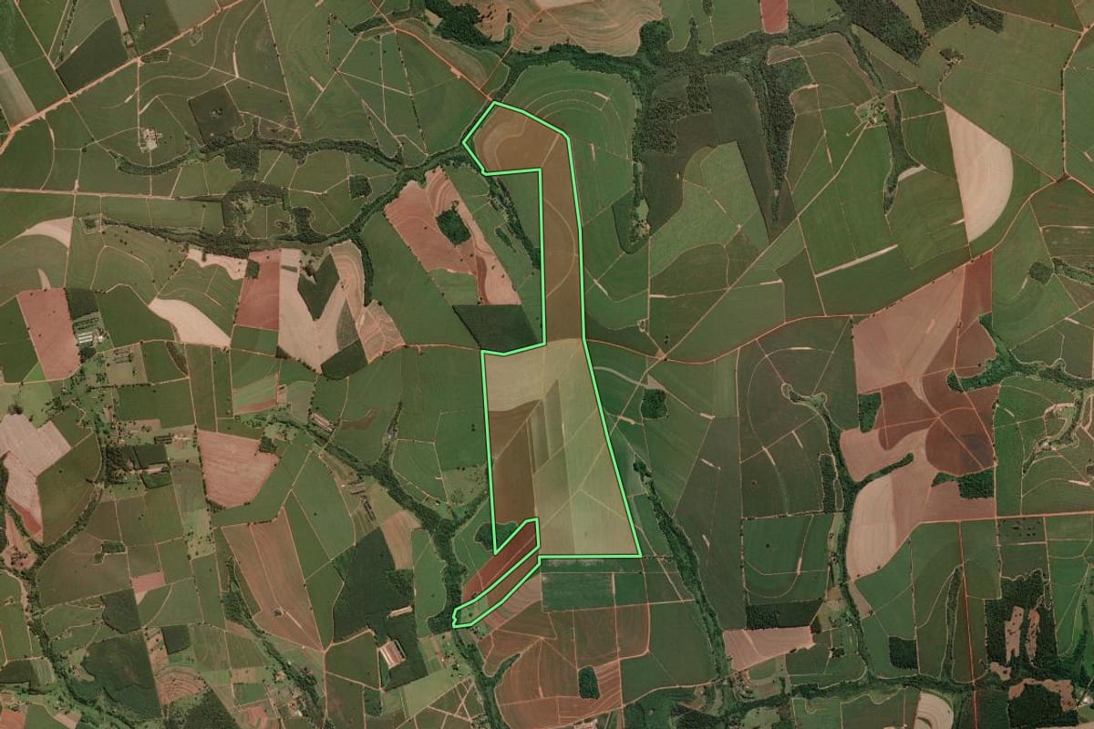 Imagem de satélite do imóvel rural em Guapiaçu (SP), com o contorno declarado no CAR desenhado por cima.