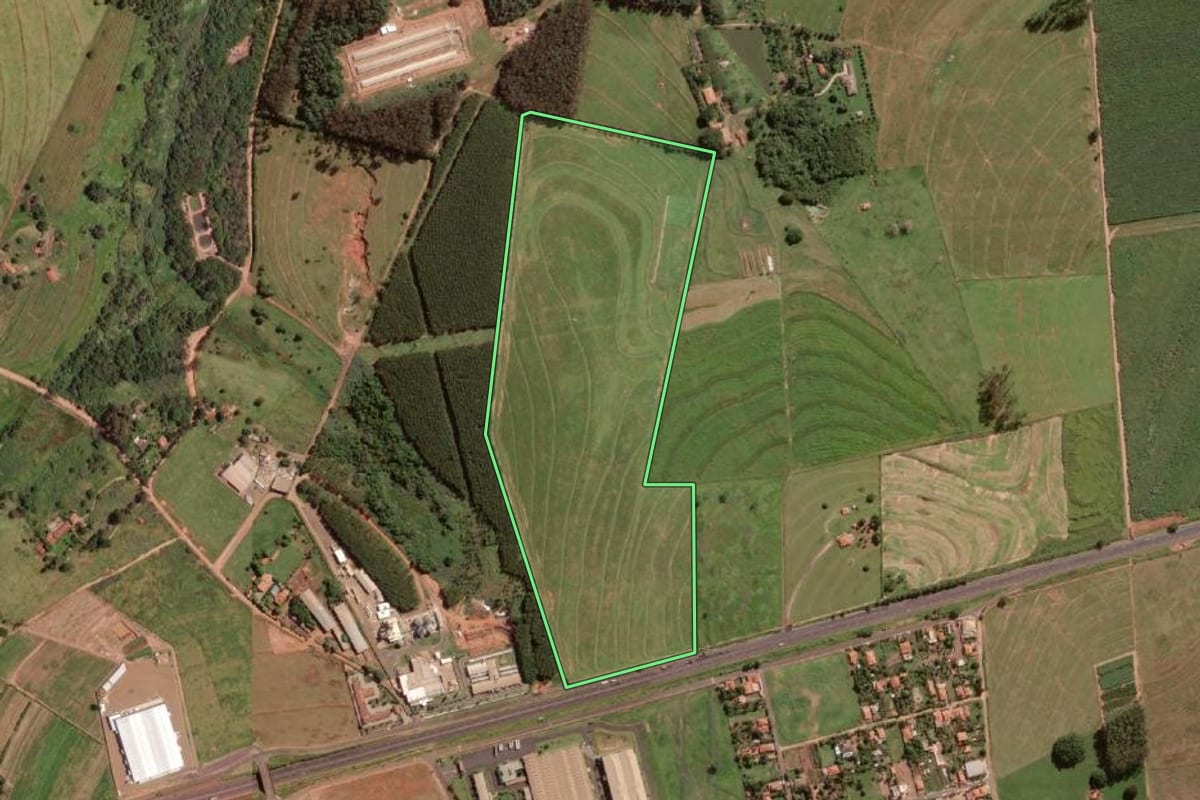 Imagem de satélite do imóvel rural em Guapiaçu (SP), com o contorno declarado no CAR desenhado por cima.