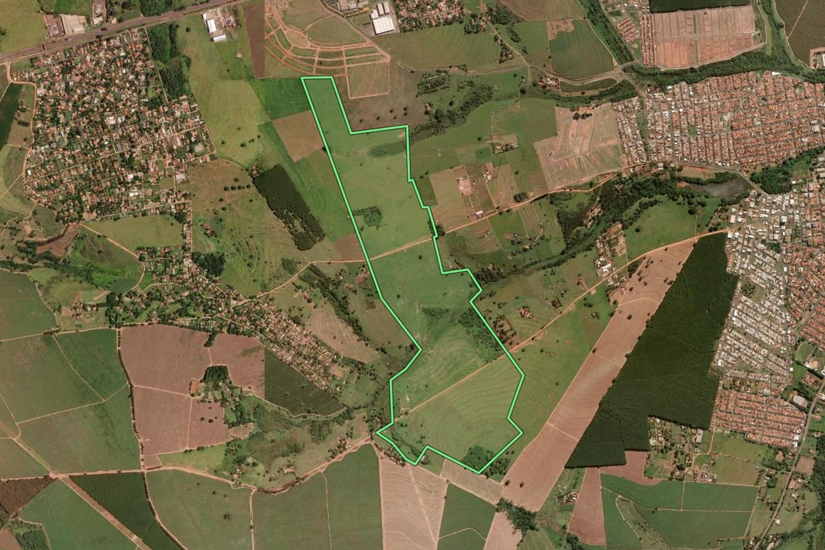 Imagem de satélite do imóvel rural em Guapiaçu (SP), com o contorno declarado no CAR desenhado por cima.