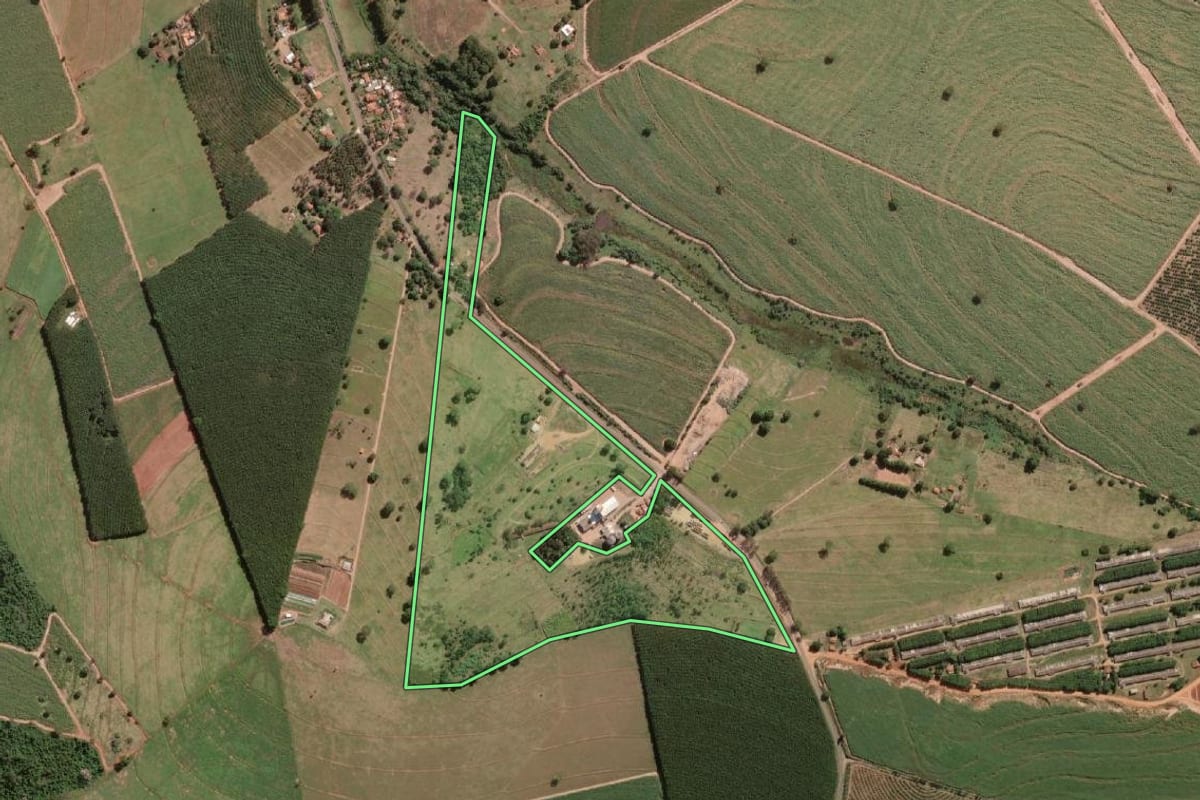 Imagem de satélite do imóvel rural em Guapiaçu (SP), com o contorno declarado no CAR desenhado por cima.