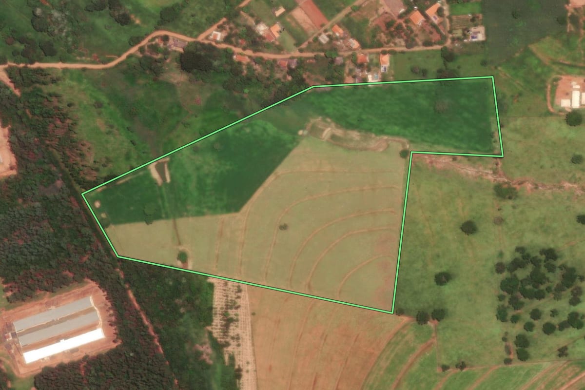 Imagem de satélite do imóvel rural em Guapiaçu (SP), com o contorno declarado no CAR desenhado por cima.