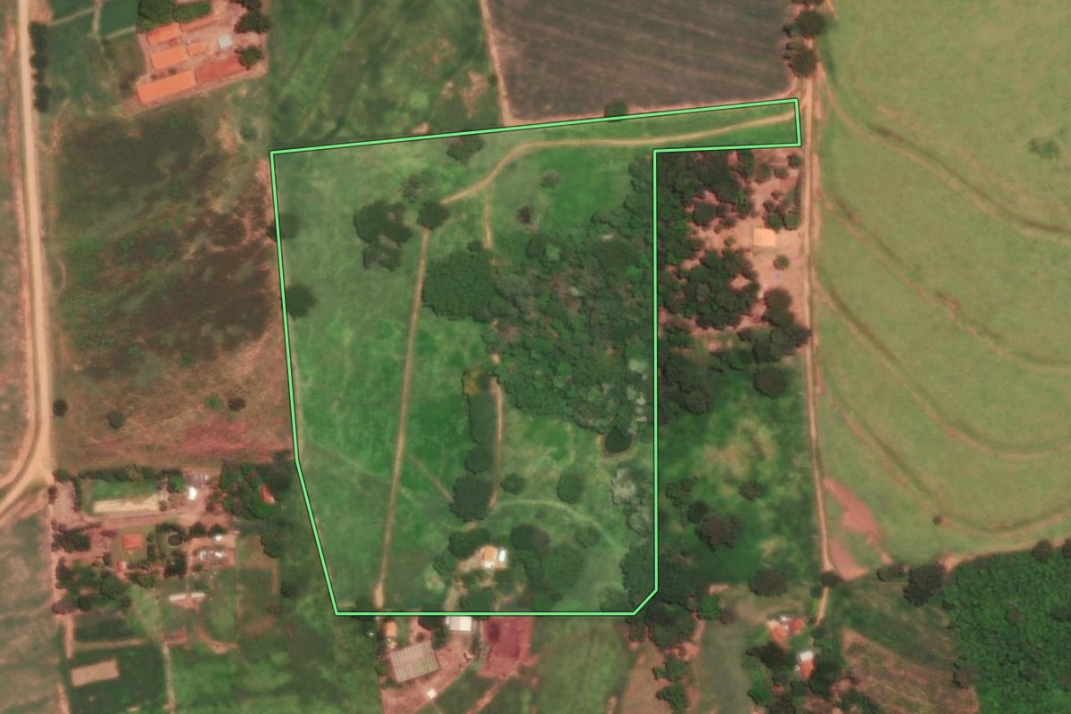 Imagem de satélite do imóvel rural em Guapiaçu (SP), com o contorno declarado no CAR desenhado por cima.