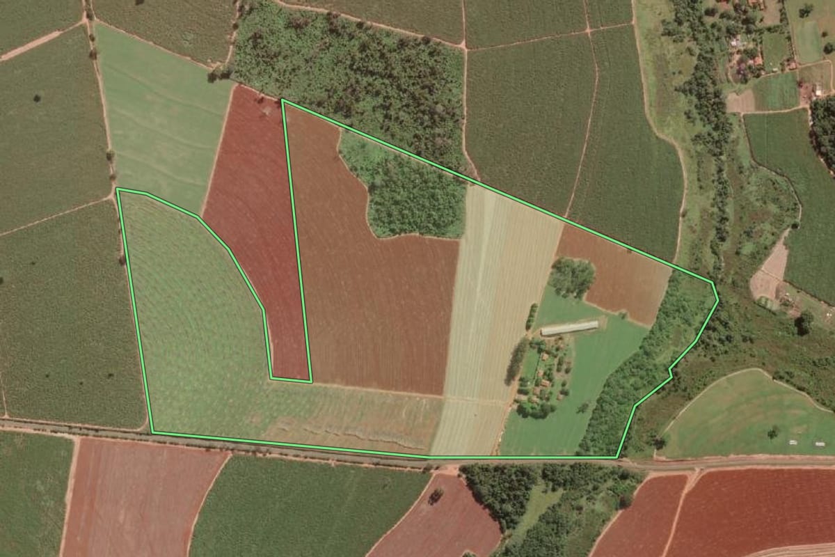 Imagem de satélite do imóvel rural em Guapiaçu (SP), com o contorno declarado no CAR desenhado por cima.