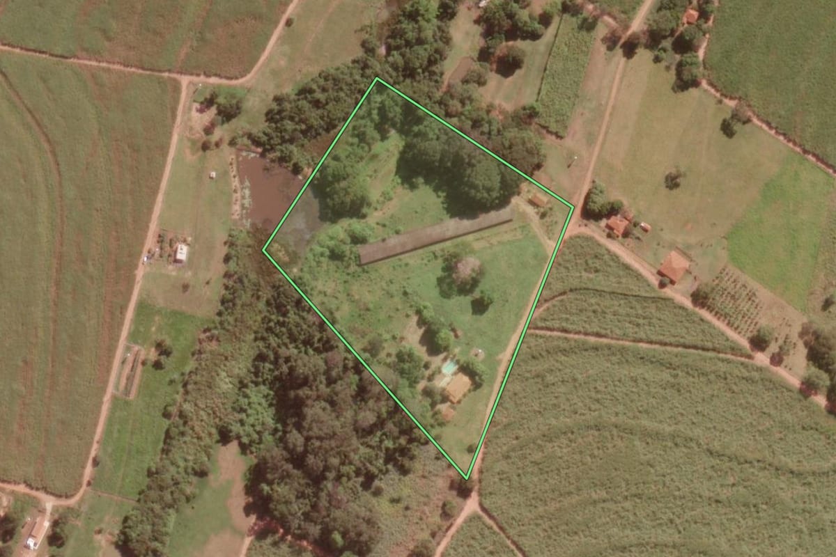 Imagem de satélite do imóvel rural em Guapiaçu (SP), com o contorno declarado no CAR desenhado por cima.
