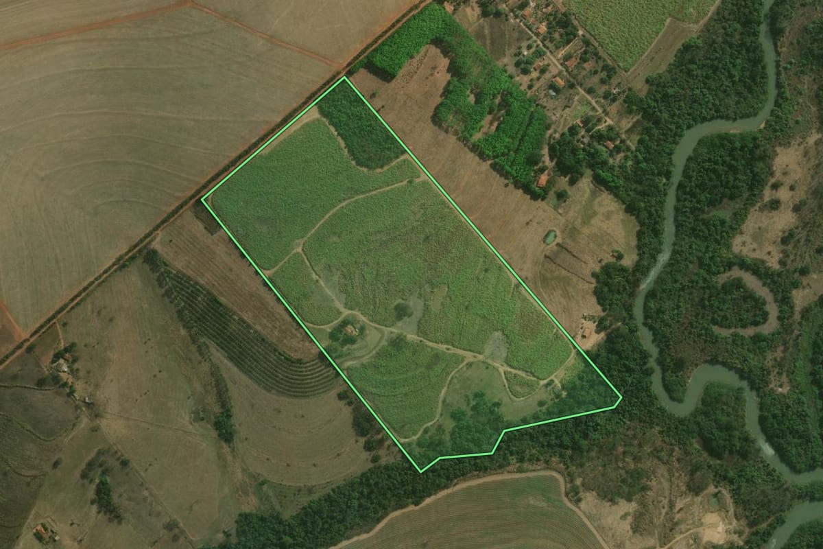 Imagem de satélite do imóvel rural em Guapiaçu (SP), com o contorno declarado no CAR desenhado por cima.