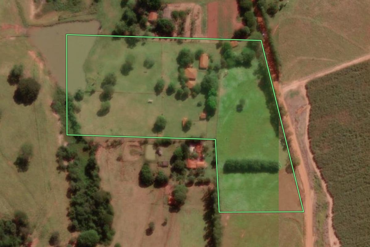 Imagem de satélite do imóvel rural em Guapiaçu (SP), com o contorno declarado no CAR desenhado por cima.