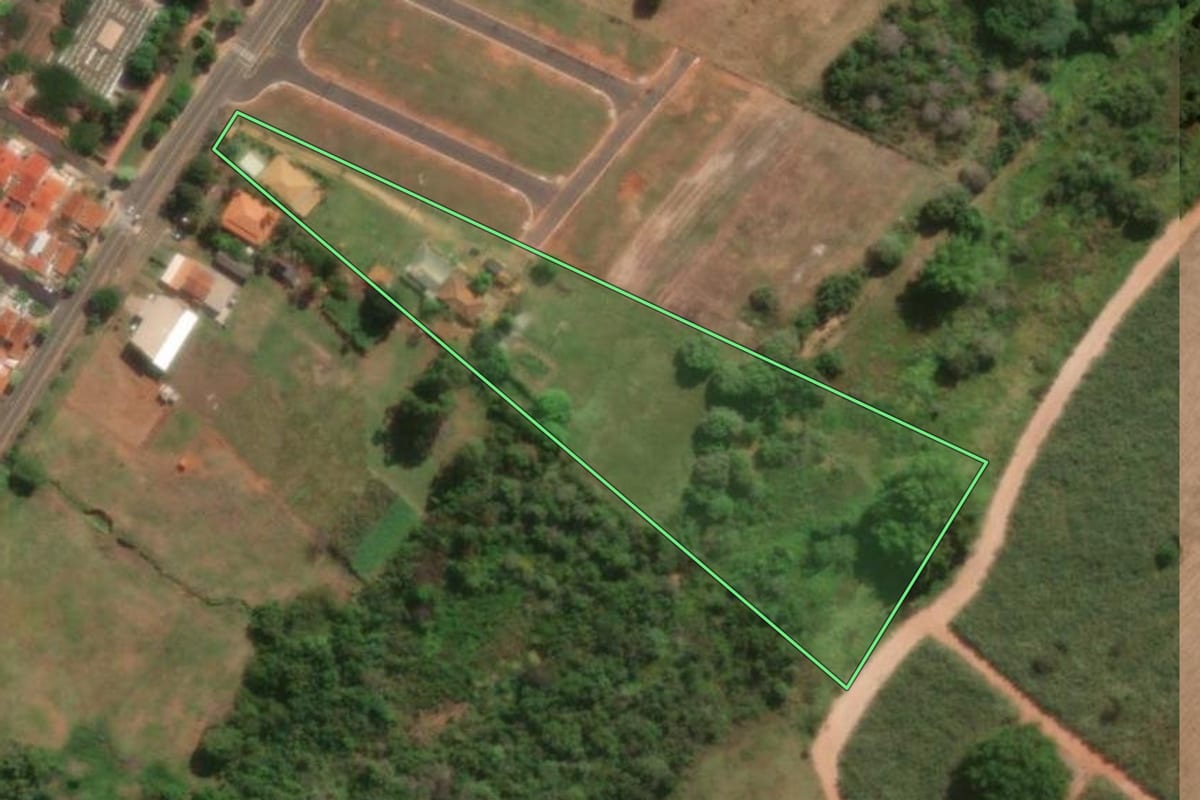 Imagem de satélite do imóvel rural em Guapiaçu (SP), com o contorno declarado no CAR desenhado por cima.