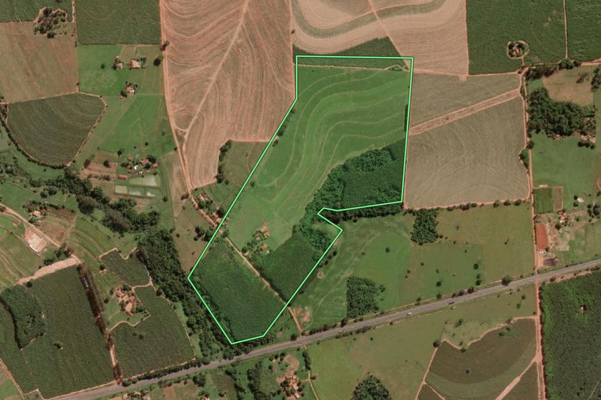 Imagem de satélite do imóvel rural em Guapiaçu (SP), com o contorno declarado no CAR desenhado por cima.