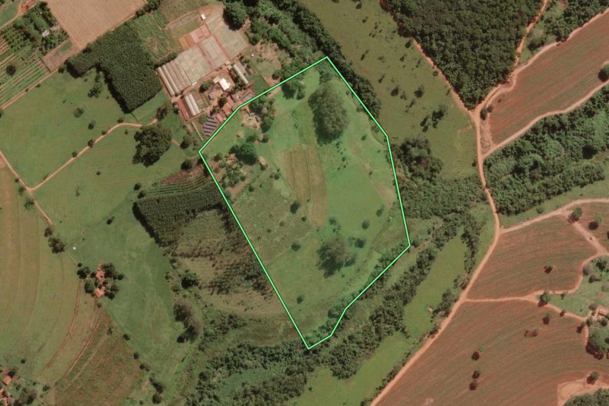 Imagem de satélite do imóvel rural em Guapiaçu (SP), com o contorno declarado no CAR desenhado por cima.