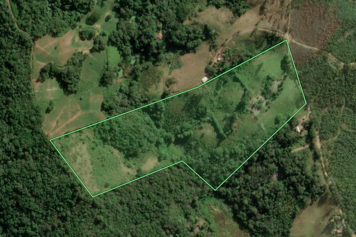 Imagem de satélite do imóvel rural em Guapiara (SP), com o contorno declarado no CAR desenhado por cima.